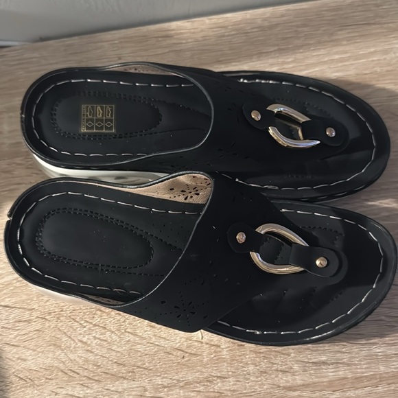 Women’s Wedge Flip Flop Sandals - Picture 9 of 13